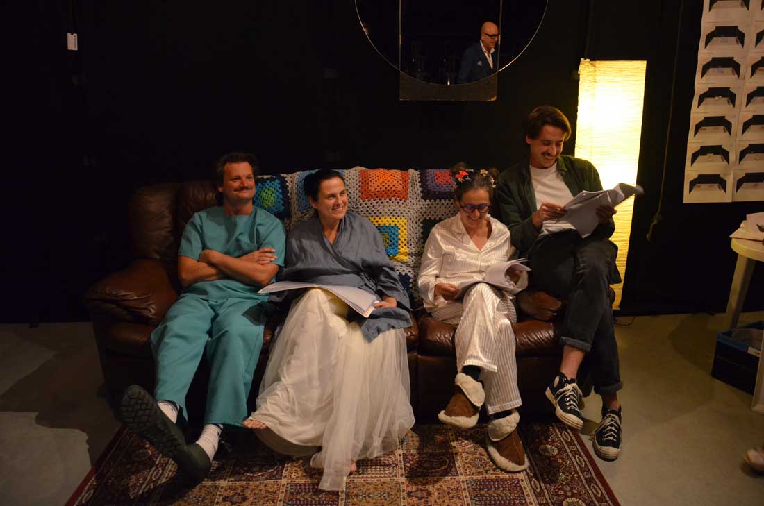 Côté Catastrophe, komische beleving van De Compainie in 2023, met Michael Franssen, Liesbeth Van Beersel, Inge Tanghe en Owen Rouwoos, in regie van Tom Saeys. Fotografie: Kelly Langenus.