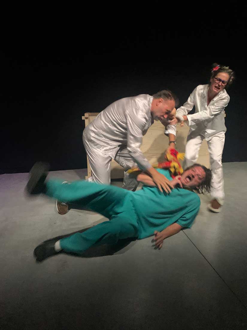 Côté Catastrophe, komische beleving van De Compainie in 2023, met Ron Langenus, Michael Franssen en Inge Tanghe. Fotografie: Stefan Van Loon.